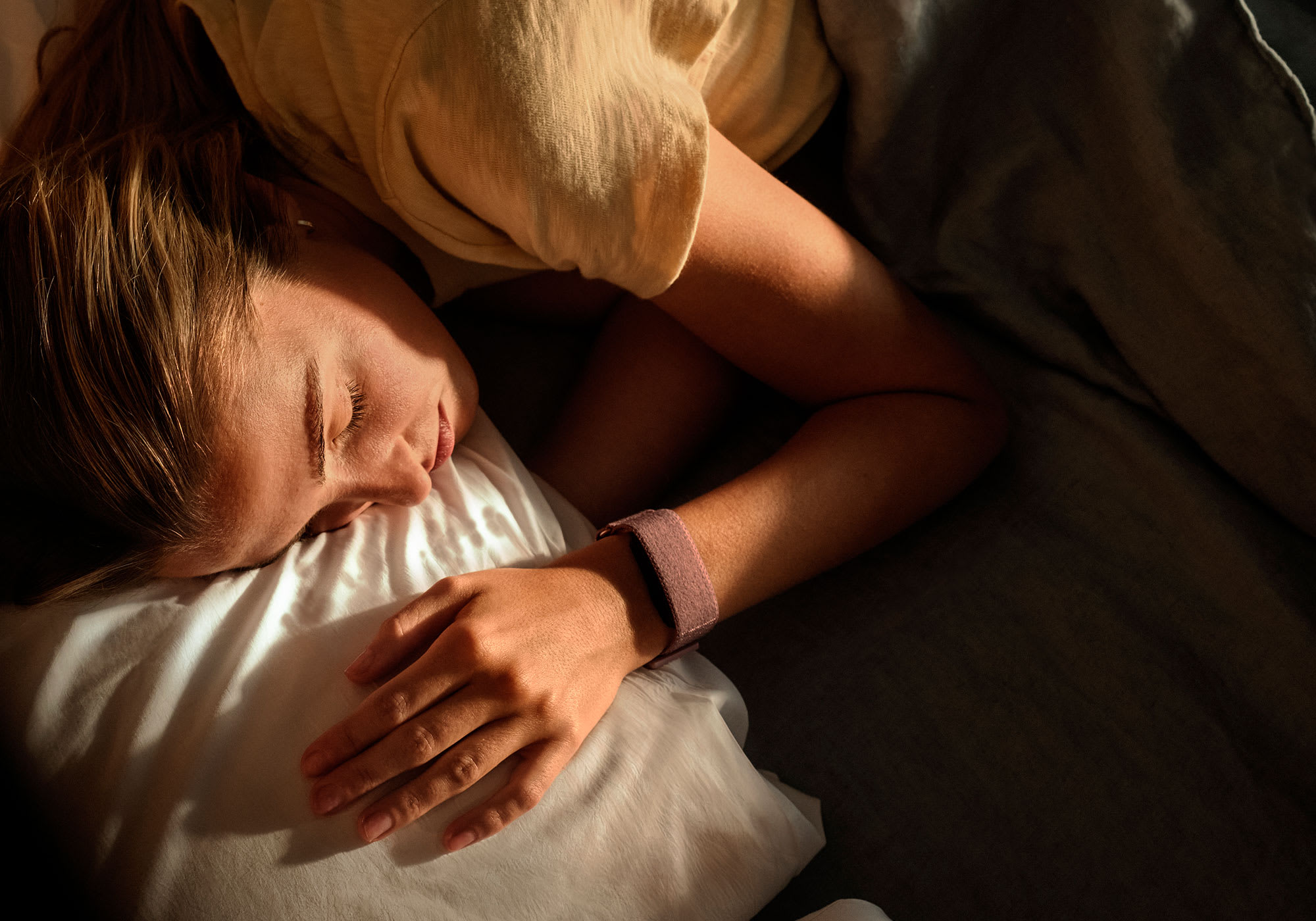 Sleeping comfortably while wearing the Garmin CIRQA Smart Band